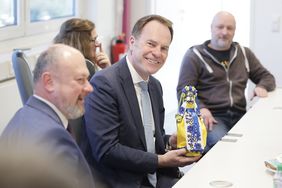 OB Dr. Stephan Keller (m.) mit AVP-Geschäftsführer Sergej Aruin (l.) beim Besuch der "UkraineHilfe". Foto: David Young