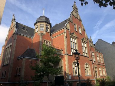 Anlässlich des 125-Jährigen Bestehens des Rathauses Eller stellt das Institut für Denkmalschutz und Denkmalpflege das Backsteingebäude als Denkmal des Monats September 2026 vor. Foto: Institut für Denkmalschutz und Denkmalpflege