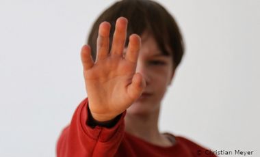 Foto von einem Kind, das die Hand abwehrend nach vorne hält
