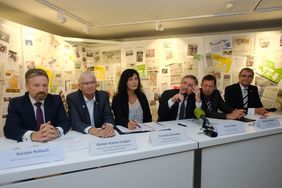 Abschluss-Pressekonferenz zur Tour de France (von links): Karsten Hollasch, Bürgermeister Günter Karen-Jungen, Verkehrsdezernentin Cornelia Zuschke, Oberbürgermeister Thomas Geisel, Stadtdirektor Burkhard Hintzsche, Frank Schrader (DMT).
