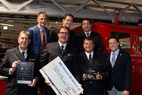Die Redaktion des Feuerwehr-Magazins überreichte die Auszeichnung an Kasper Hilger, Ben Schulten, Yannick Richard, Tobias Tillmann sowie Christof Cremer von der Löschgruppe Wittlaer. Foto: Stefanie Kopp/Feuerwehr-Magazin