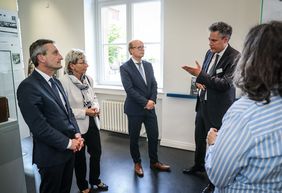 Landtagspräsident André Kuper (M.) hat mit Landtagsvizepräsidentin Carina (2.v.l.) Gödecke und OB Geisel (l.) die Mahn- und Gedenkstätte besucht. Gedenkstättenleiter Dr. Bastian Fleermann und Hildegard Jakobs führten die Gäste. Foto: Zanin