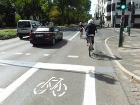 Bei einer Befragung erhielt die Radwegeführung an Klever und Jülicher Straße nach dem Umbau von Fahrradfahrern deutlich bessere Bewertungen. Foto: Amt für Verkehrsmanagement