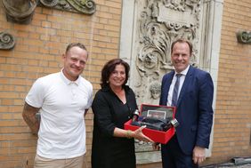 OB Keller hatte zur Verabschiedung von Helga Stulgies in den Fraktionsinnenhof des Düsseldorfer Rathauses geladen. Zum Abschied wurde Helga Stulgies von OB Keller und DEG-Legende Daniel Kreutzer ein Sportpaket überreicht. Foto: Lammert