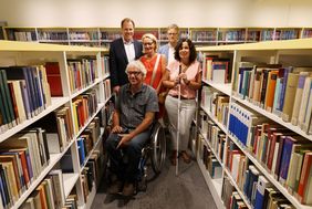 V.l.: Oberbürgermeister Dr. Stephan Keller, die Mitglieder des Behindertenrates Helge Hahn und Christina Dill, Dr. Norbert Kamp, Leiter der Stadtbüchereien, sowie Sabine Humpert-Kalb, Vorsitzende des Behindertenrates. Foto: David Young