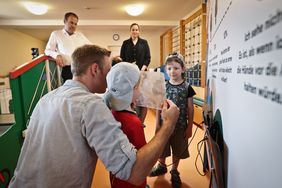 Der Blindenparcours kann von Kitas und Schulen ausgeliehen werden. Foto: David Young