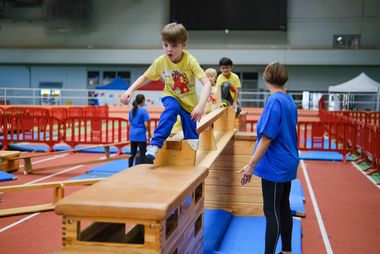 Zu den zahlreichen Sport- und Bewegungsangeboten für Kinder gehört in der Leichtathletikhalle auch der Balance-Parcours, © Landeshauptstadt Düsseldorf/Michael Gstettenbauer