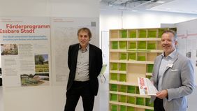 Jochen Kral (l.), Dezernent für Mobilität und Umwelt, und Stephan Schwering, Leiter der Zentralbibliothek im KAP1, stellten das Programm der Themenwoche, die Ausstellungen sowie das Förderprogramm Essbare Stadt vor. Fotos: Meyer