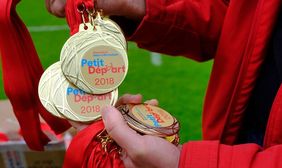 Alle teilnehmenden Kinder erhalten beim Petit Départ Medaillen. 