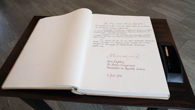 Eintrag des Botschafters im Goldenen Buch der Stadt.