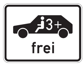 Durch dieses von der Landeshauptstadt Düsseldorf entwickelte Zusatzschild werden die Umweltspuren voraussichtlich ab 17. Juli für Fahrgemeinschaften ab drei Menschen im Auto frei gegeben. Schild: Amt für Verkehrsmanagement