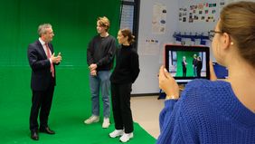 Oberbürgermeister Thomas Geisel nahm am digitalen Unterricht eines Spanischkures des Marie-Curie-Gymnasiums in Gerresheim teil. OB Geisel wurde für einen Film zum Thema Städtepartnerschaften auf einem Green Screen interviewt; Foto: Meyer