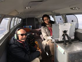 Pilot und Navigatorin/Kameraoperatorin bilden die Besatzung. Foto: Aerowest GmbH, Dortmund