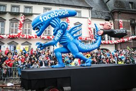 Die Mottowagen thematisierten unter anderem den Hass in den Sozialen Medien; Foto: Melanie Zanin