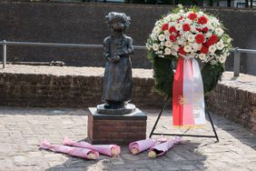 OB Geisel und Rigoletto Mettbach, Vorsitzender der Sinti Union Düsseldorf e.V. und Sohn von KZ-Überlebenden, legten gemeinsam einen Kranz nieder zum Gedenken der Opfer des Völkermordes.