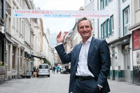Oberbürgermeister Thomas Geisel mit den neuen Bannern, die die Besucher der Altstadt für die Abstandsregeln sensibilisieren sollen; Fotos: Gstettenbauer