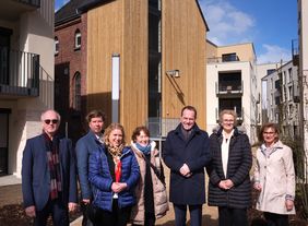 An der Hospitalstraße: Dr. Alexander Fils (Vorsitzender APS),  Klaus Feldhaus (SWD), Angelika Penack-Bielor (Aufsichtsrat SWD), Brigitte Krall ("Gemeinsam Leben am Schloss Benrath"), OB Dr. Stephan Keller, Marion Warden (Awo) und Dr. Eva-Maria Illigen-Günther (SWD). Foto: SWD Düsseldorf