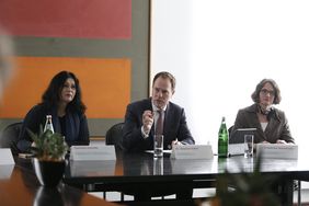 Erläuterten Einzelheiten zum Fortgang der Wohnungsbauoffensive: Beigeordnete Cornelia Zuschke, Oberbürgermeister Dr. Stephan Keller und Dr. Friederike Nesselrode, Leiterin Amt für Wohnungswesen (v.l.). Foto: Ingo Lammert
