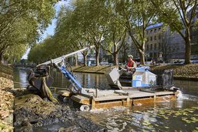 Die Landeshauptstadt Düsseldorf setzt erstmals ein Amphibienfahrzeug zur Reinigung des Kö-Grabens ein. Derzeit reinigt das Amphibienfahrzeug einen rund 4.400 Quadratmeter großen Bereich des Kö-Grabens. Foto: Langer