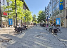Foto von der Schadowstraße auf der links und rechts neue Hinweisschilder mit der Aufschrift "Fahrbahn beachten" aufgestellt wurden.