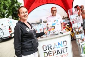 Viele Anwohner im Linksrheinischen nutzten, wie hier Bettina Ulbrich, die Gelegenheit, sich am Stand auf dem Werner-Pfingst-Platz über die verkehrlichen Auswirkungen des Auftaktes der Tour de France in Düsseldorf zu informieren