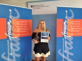 Gleichstellungsbeauftragte Elisabeth Wilfart mit dem Gender Award