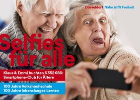 Das große Jubiläum nahm die VHS Düsseldorf zum Anlass, um noch einmal verstärkt auf ihr vielseitiges Programm hinzuweisen, unter anderem mit einer Postkarten- und Plakataktion; Foto: Landeshauptstadt Düsseldorf