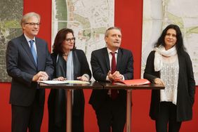 OB Thomas Geisel (2.v.r.) eröffnete die Ausstellung zum Blaugrünen Ring im Kunstpalast gemeinsam mit den Beigeordneten Cornelia Zuschke (Planung; r.), Helga Stulgies (Umwelt; 2.v.l.) und Hans-Georg Lohe (Kultur; l.); Foto: Young