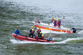 Im Rahmen einer Einsatzübung hat die Feuerwehr zusammen mit der Deutschen Lebensrettungs-Gesellschaft (DLRG) auf die Gefahren hingewiesen, die vom Schwimmen im Rhein ausgehen. Foto: Michael Gstettenbauer