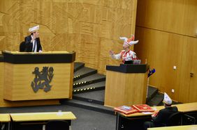 Oberbürgermeister Dr. Stephan Keller auf dem Platz der Sitzungsleitung, Hoppeditz Tom Bauer am Rednerpult und Michael Laumen, Präsident des Comitee Düsseldorfer Carneval e.V., im Plenarsaal.