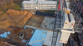 Das Baufeld, auf dem das neue Wim-Wenders-Gymnasium samt neuer Sporthalle entstehen wird. Die Fertigstellung ist für das erste Quartal 2023 geplant.