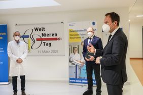 (v.r.) OB Dr. Stephan Keller, Andreas Paul Stieber mit Dr. med. Matthias Brause beim Besuch der Dialysepraxis der Firma Davita im Sana-Klinikum