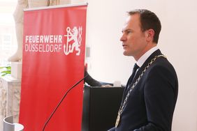 Der Oberbürgermeister hob im Rahmen der Auszeichnungen einzelne Einsätze hervor, anhand derer er darstellte, dass die Düsseldorfer Feuerwehr sehr gut aufgestellt ist; Landeshauptstadt Düsseldorf/David Young