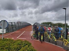 Foto von Fahrradkreisverkehr und Zweirichtungsradweg über eine Brücke.