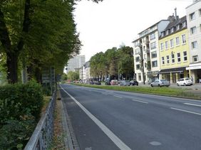 Foto der Haroldstraße in Fahrrichtung Osten mit altem, markiertem Bestandsradweg