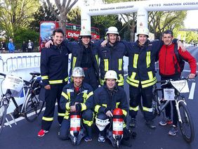Das Team der Feuerwehr Düsseldorf lief den Marathon (Einzel und Staffel) in voller Montur. (c) Feuerwehr Düsseldorf