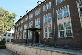 Außenansicht des Gebäudes am Marktplatz 5/6, hier der Haupteingang zur Stadtkasse. Foto: Michael Gstettenbauer