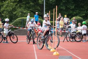 Im Geschicklichkeitsparcours beim Kinderradwettbewerb Petit Départ in Holthausen