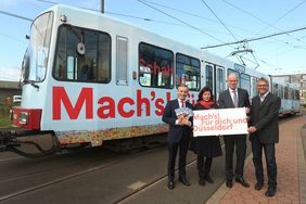 Motto der neuen Klimaschutzkampagne ist "Mach's! Für dich und Düsseldorf". Oberbürgermeister Thomas Geisel, Beigeordnete Helga Stulgies, Rheinbahnvorstand Michael Clausecker und Dr. Jens Watenphul, Corporate Values, (v.l.) bei der Vorstellung. Foto: Yo