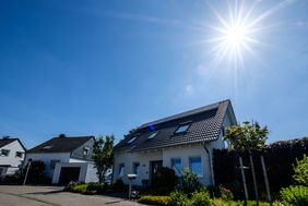 Ein vorbildlich mit Photovoltaik ausgestattetes Haus im Stadtteil Wersten. Foto: Uwe Schaffmeister