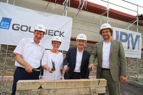 Stadtdirektor Burkhard Hintzsche, Schulverwaltungsamtsleiterin Dagmar Wandt, Oberbürgermeister Thomas Geisel und Schulleiter Stephan Proksch (v.l.) beim traditionellen Nägelschlagen. Foto: Ingo Lammert