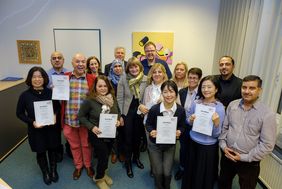 Aus der Hand von Bürgermeisterin Klaudia Zepuntke (8. v.l.) erhielten die neuen "Brückenbauerinnen" und "Brückenbauer" für Menschen mit Demenz am 10. Dezember ihre Zertifikate. Foto Uwe Schaffmeister