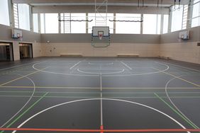 Blick in die neue Zweifach-Sporthalle der Gesamtschule Stettiner Straße. Foto: Ingo Lammert