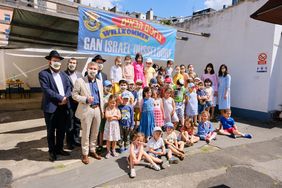  Im Rahmen des Besuches präsentierte Rabbiner Barkahn unter anderem eine Sprachlerngruppe von Seniorinnen sowie eine Gruppe von Kindern, die derzeit am Ferienangebot der Gemeinde teilnehmen. Foto: Michael Gstettenbauer