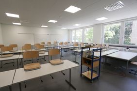 Der Neubau an der Suitbertusstraße bietet Platz für elf Klassenräume, einen Multifunktionsraum, einen naturwissenschaftlichen Fachraum sowie für eine integrierte Cook-and-Chill-Mensa.