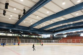 Das Eisstadion mit seiner Dachfläche von über 7.000 Quadratmetern und Platz für rund 2.500 Solarmodule besitzt beste Voraussetzungen für die Errichtung einer Photovoltaik-Anlage. Foto: Gstettenbauer