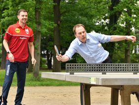 Oberbürgermeister Dr. Stephan Keller und Borussia Düsseldorfs Weltstar Timo Boll (l.) haben den Startschuss zur Breitensport-Kampagne "Düsseldorf spielt Tischtennis. Für Düsseldorf." gegeben; Foto: MaJo-Foto