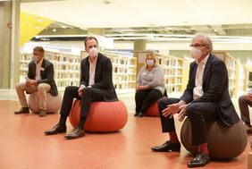 Neben OB Dr. Keller (2. v. l.) standen auch (v. r.) Kulturdezernent Hans-Georg Lohe, Michaela Hutzheimer, Kinder- und Jugendbibliothek, und Stadtbüchereien-Direktor Dr. Nobert Kamp bei der Kinder-PK als Gesprächspartner bereit; Foto: Ingo Lammert