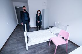 Stadtdirektor Burkhard Hintzsche (l.) mit Miriam Koch, Leiterin des Amtes für Migration und Integration der Landeshauptstadt Düsseldorf, in einem Zimmer der neuen Einrichtung. Foto: Michael Gstettenbauer