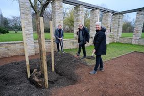 Ein weiterer Schritt im Rahmen des Planungskonzepts "Düsseldorf pflanzt Zukunft": (v.l.) Gartenamtsleiterin Doris Törkel, Beigeordneter Jochen Kral und Matthias Pasch vom Gartenamt pflanzten einen Zierapfelbaum im Nordpark. Fotos: Gstettenbauer